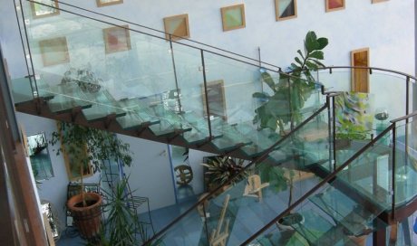 Fabrication et pose d'escaliers en verre sur mesure à Cavaillon 